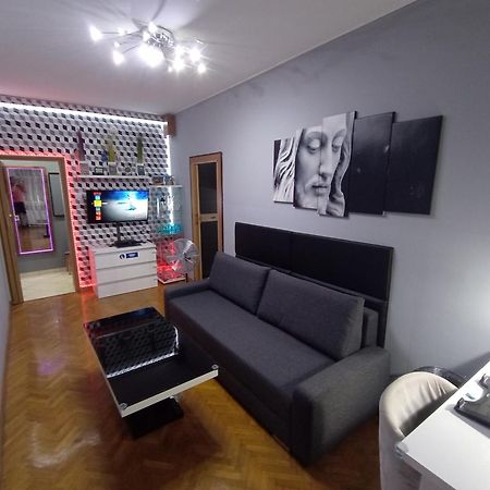 Apartament Venge -Cale Mieszkanie 46M2 Na Wylacznosc - Z Jedna Sypialnia I Jednym Sypialno-Salonem -3 Pietro Bez Windy- Rezerwacja Bez Karty Kredytowej-Klimatyzacja-Netflix-2 Lozeczka Dzieciece- Bezplatny Parking Publiczny Wroclaw Bagian luar foto