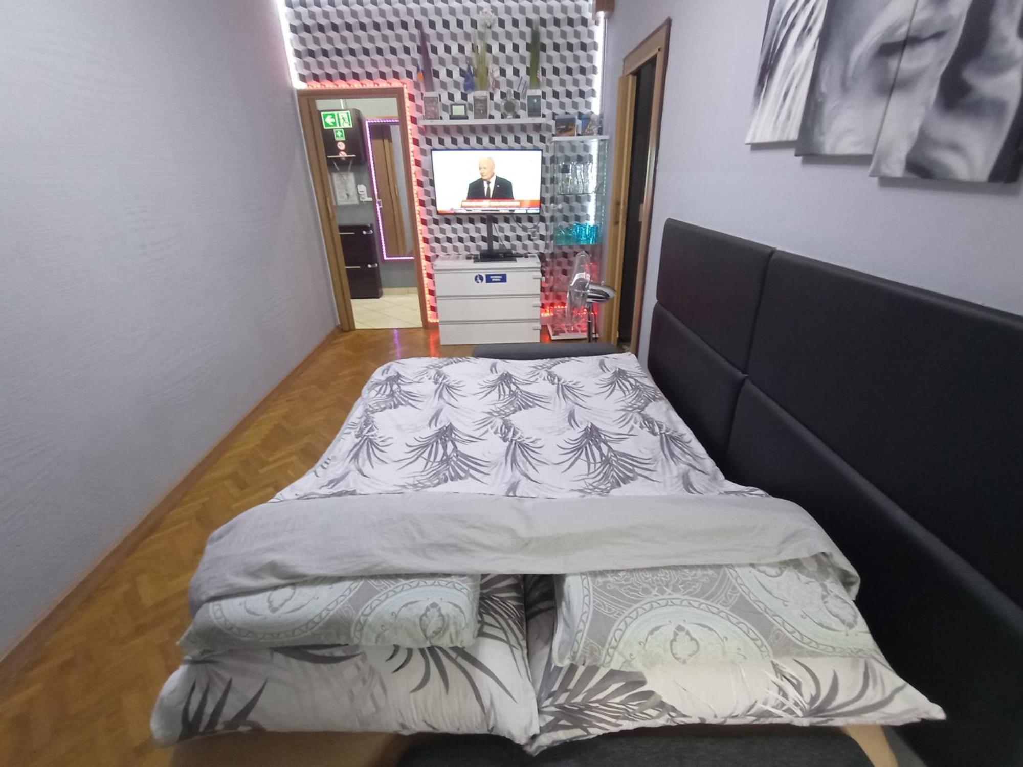 Apartament Venge -Cale Mieszkanie 46M2 Na Wylacznosc - Z Jedna Sypialnia I Jednym Sypialno-Salonem -3 Pietro Bez Windy- Rezerwacja Bez Karty Kredytowej-Klimatyzacja-Netflix-2 Lozeczka Dzieciece- Bezplatny Parking Publiczny Wroclaw Bagian luar foto